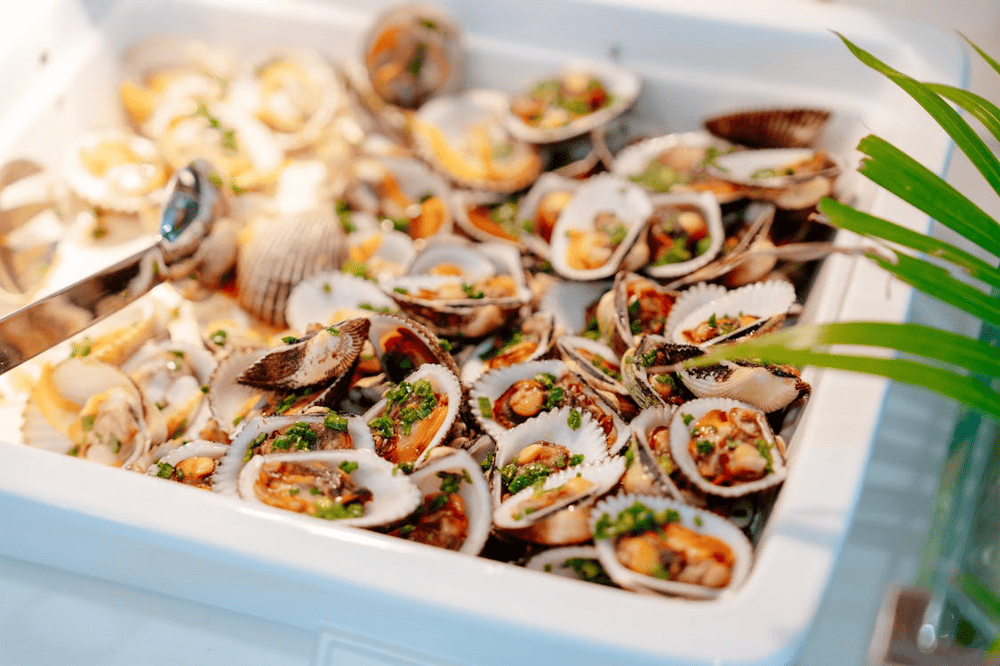 Enjoying seafood at Thuan An beach is a must-try experience, where you can savor freshly caught seafood bursting with flavor (Source: Pexels)